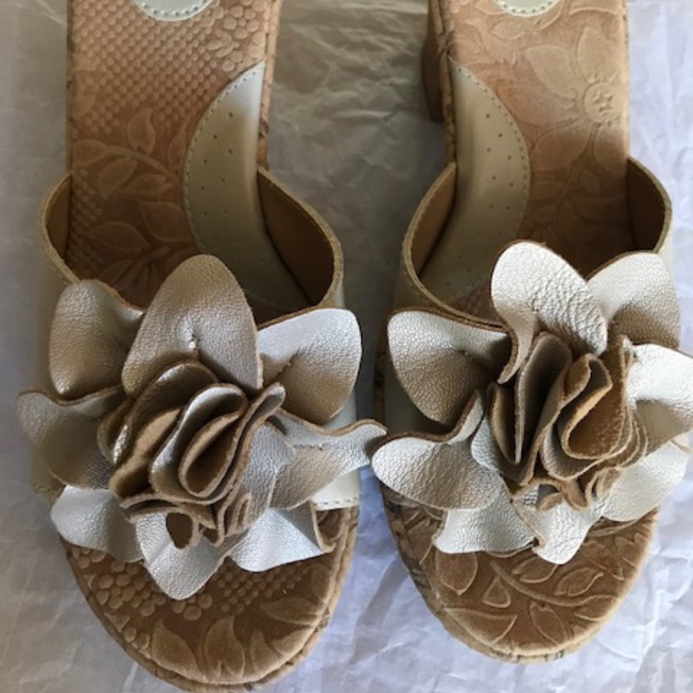 Women's BOC Born Concepts Beige/Cream Flower Slide Sandals  7/38